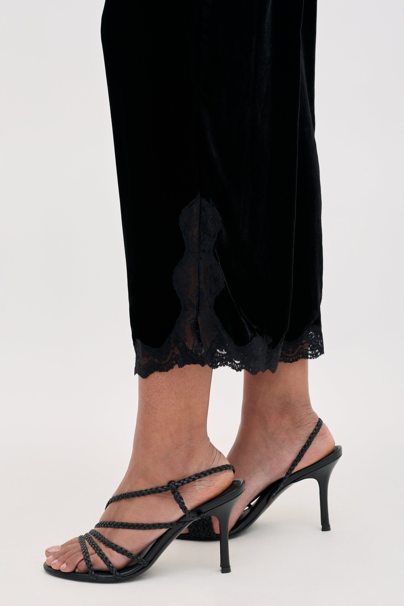 Mireille - Black Velvet view 3